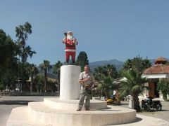 A győri Mikulás Myrában a templomkertnél, Szent Miklós szobra előtt. Farkas Imrét „munkatársai” december 4-én várják Törökországba.